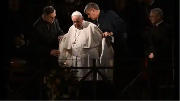 Vía Crucis: el Papa Francisco llamó a que �Slos adversarios se den la mano⬝