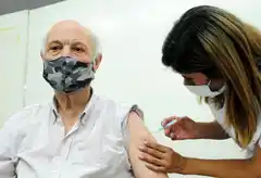 En Buenos Aires esperan completar esta semana con la vacunación a mayores de 70