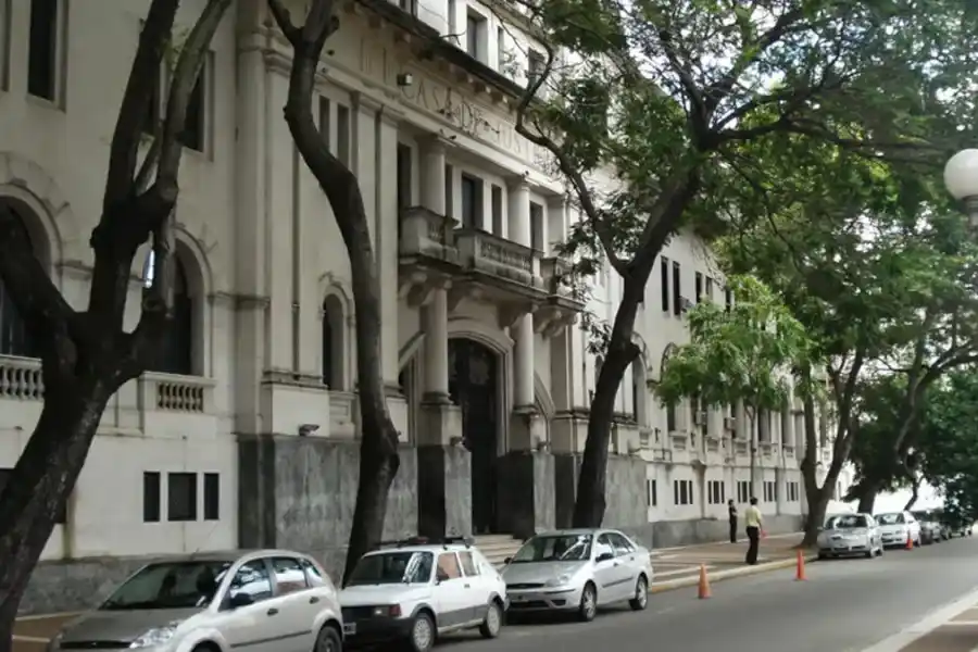 Le revisó el celular a su ex novia, no le gustó lo que encontró y se lo robó