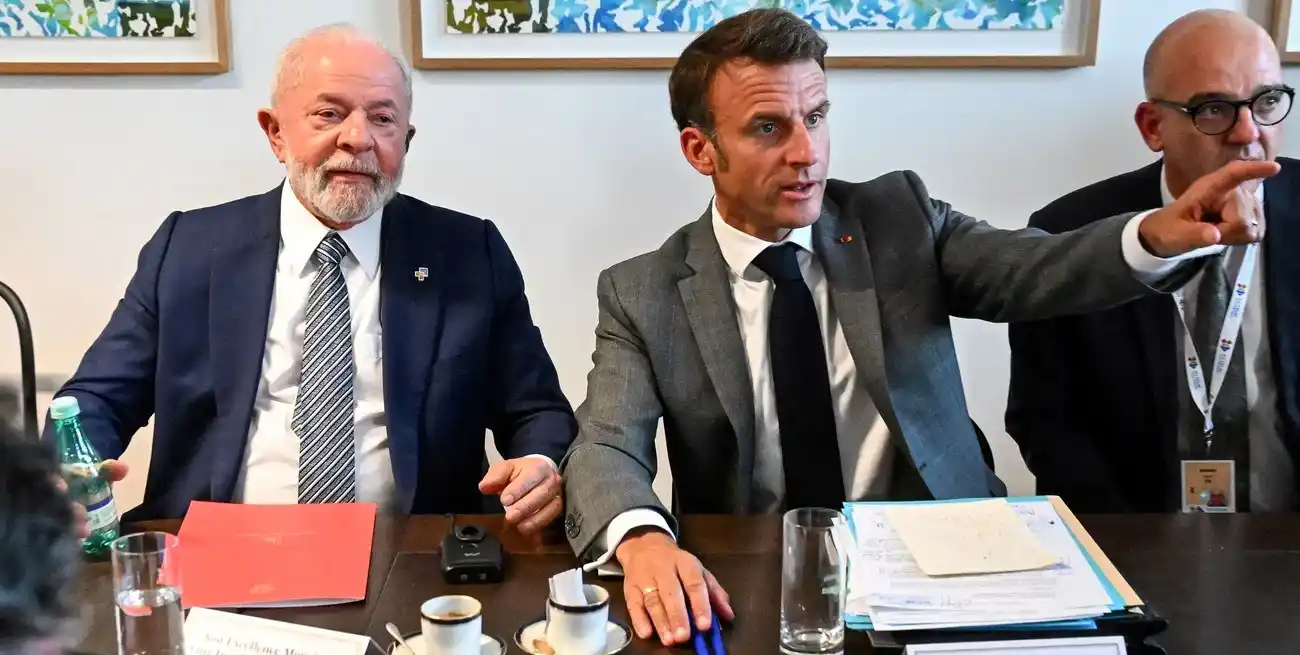 Los presidentes Luiz Inácio Lula da Silva y Emmanuel Macron juntos en julio de 2023. Crédito: Emmanuel Dunand/Reuters