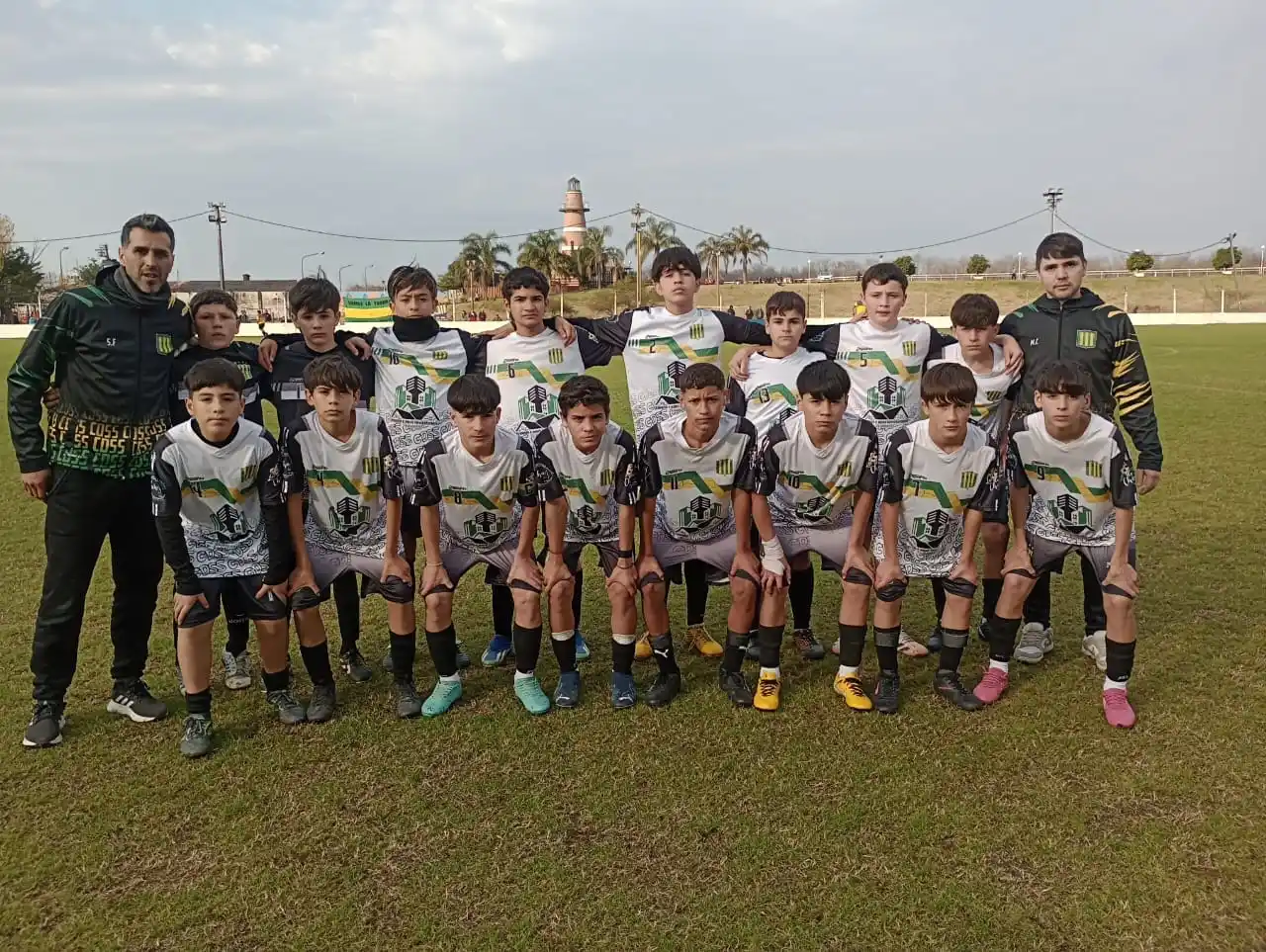 La Sub 13 de Sarmiento, campeona en 2023, inició la defensa de título con un triunfo.
