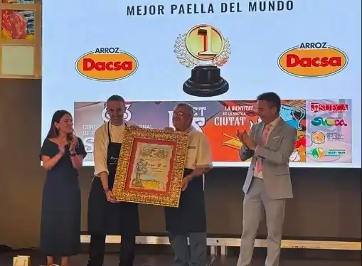 En representación del restaurante Socarrat de la ciudad de Miramar, Juan Kittlein recibió un premio por su destacada paella