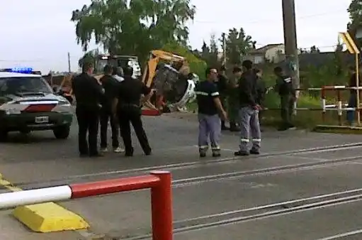 Tren arrolló auto en Ezeiza: Cuatro gendarmes muertos y dos heridos 