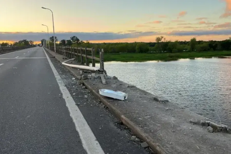 Buzos tácticos continúan la búsqueda del camionero que transitaba por RN 168 y cayó al agua