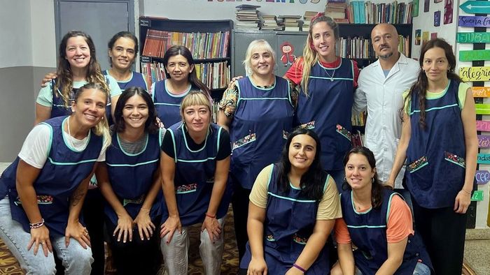 Equipo de docentes del CEC Nº 802, en calle 78 Nº 2038