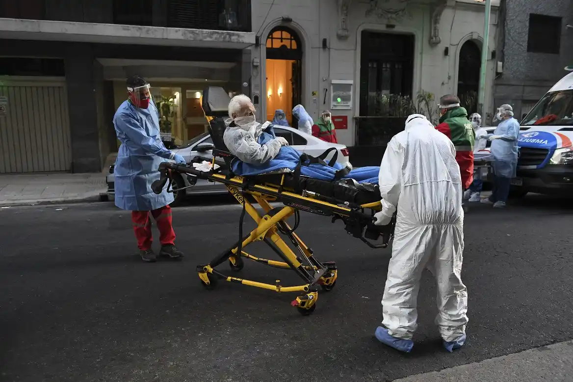 Evacúan un geriátrico en Recoleta con más de 25 residentes infectados