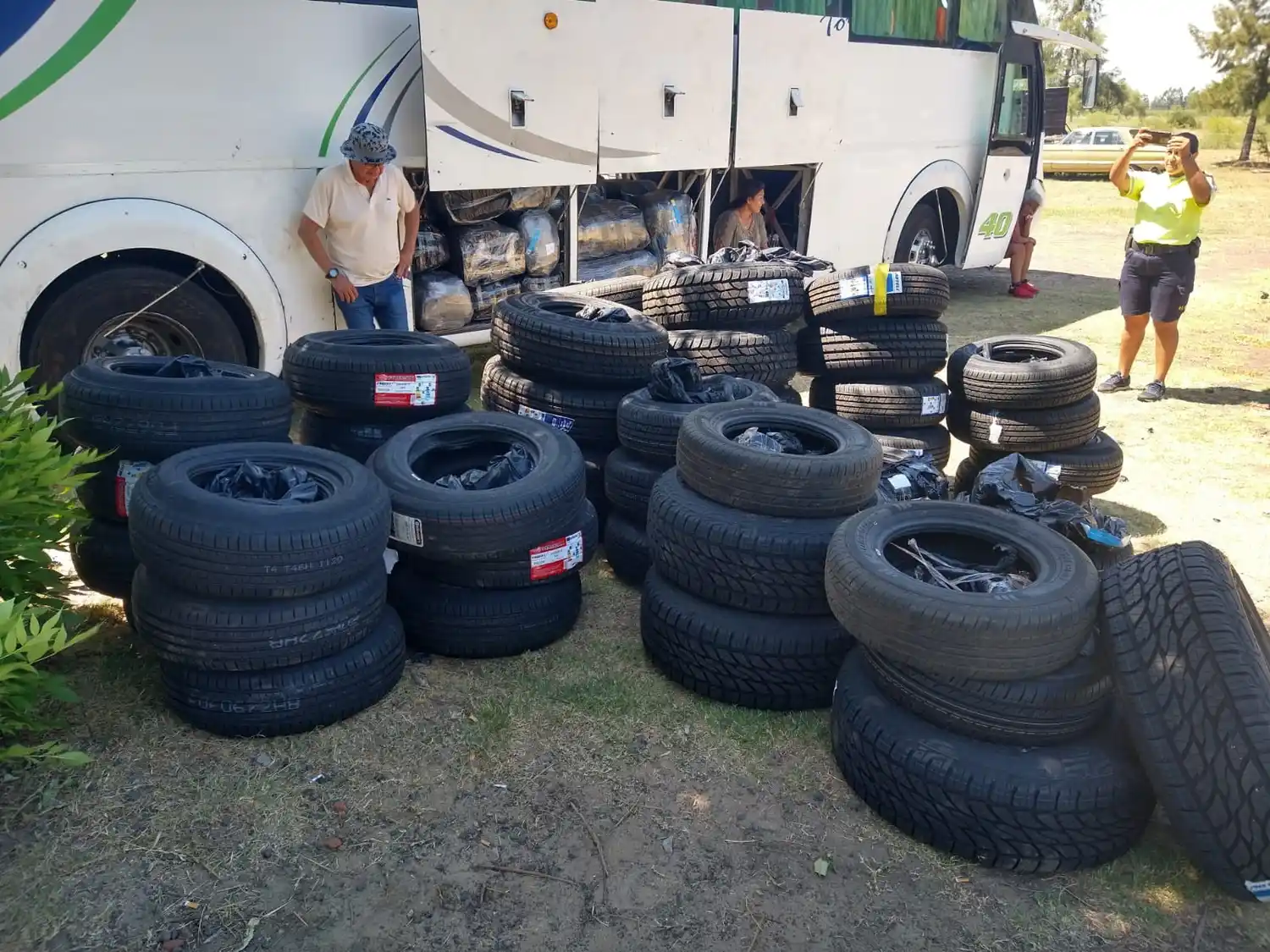 Secuestraron más de 200 cubiertas y diferentes elementos de contrabando en un puesto caminero