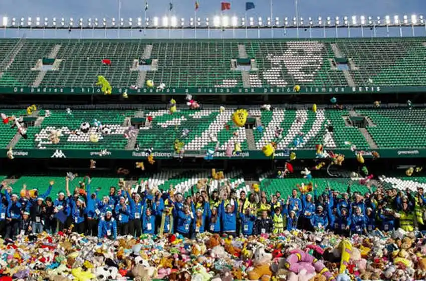 Lluvia de peluches en Sevilla