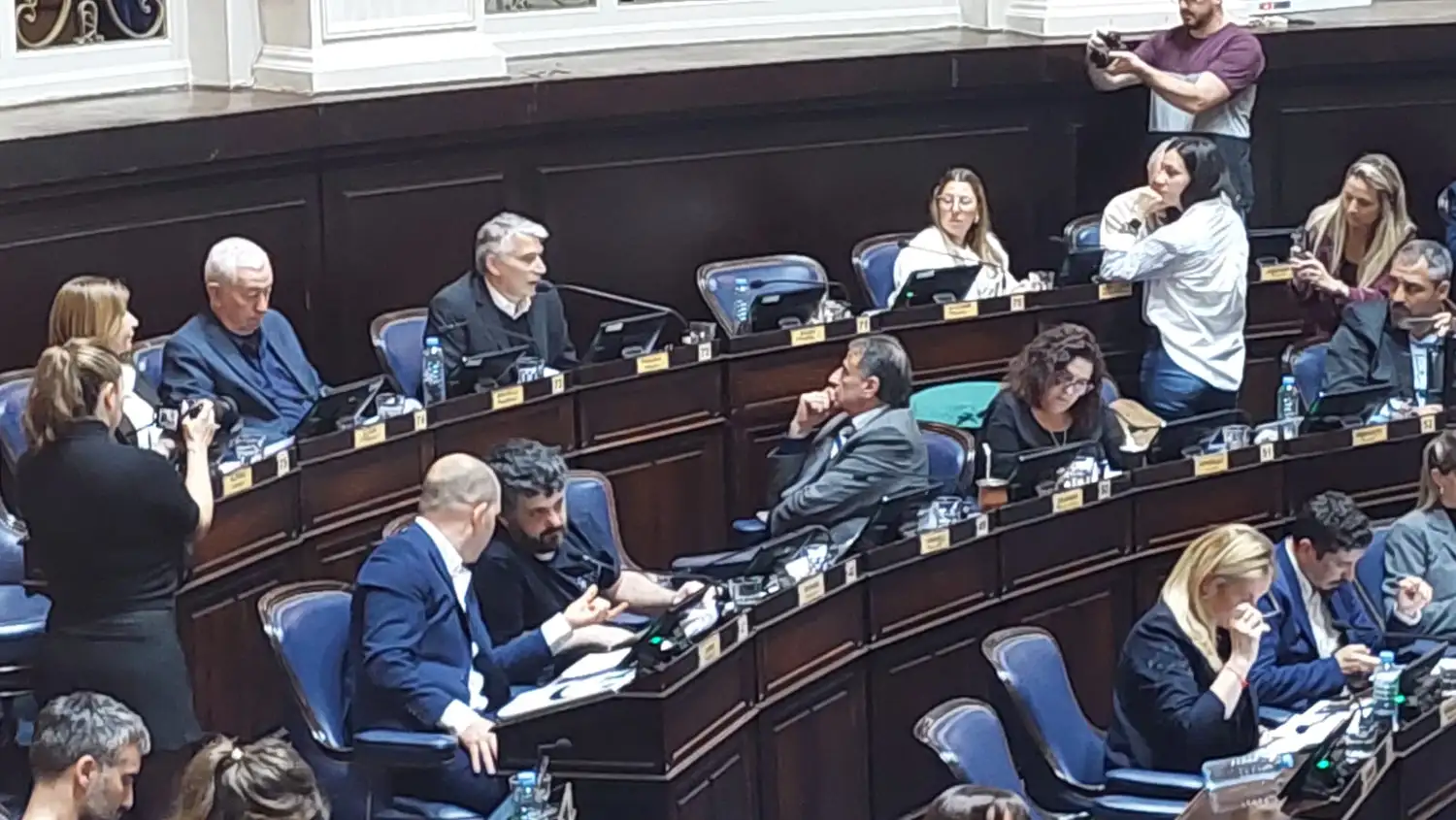 Carlos Puglelli expone sobre su proyecto escuchado atentamente por Rubén Eslaiman.