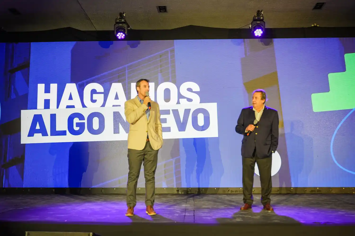 La propuesta se desarrolló al pie de las torres del complejo.