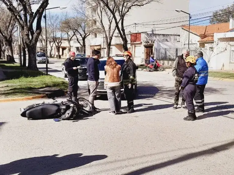 Los servidores públicos trabajando en el lugar del accidente.