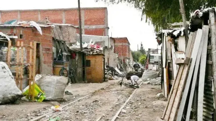 Casi la mitad de la población vive por debajo de la línea de pobreza y la indigencia volvió a crecer