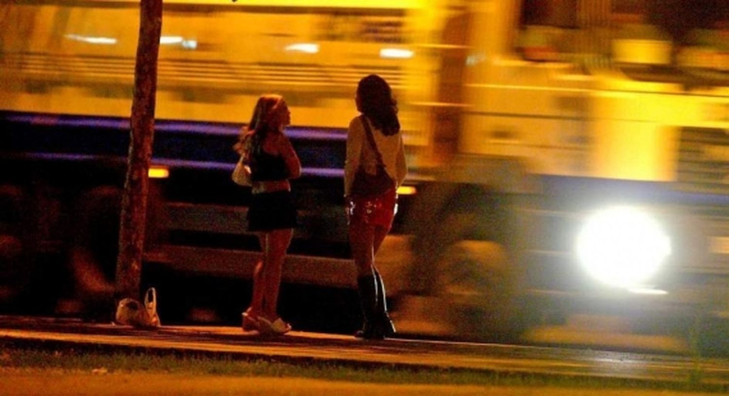 Puerto San Martín: subió una prostituta a su camión y tras un altercado la amenazó con un cuchillo