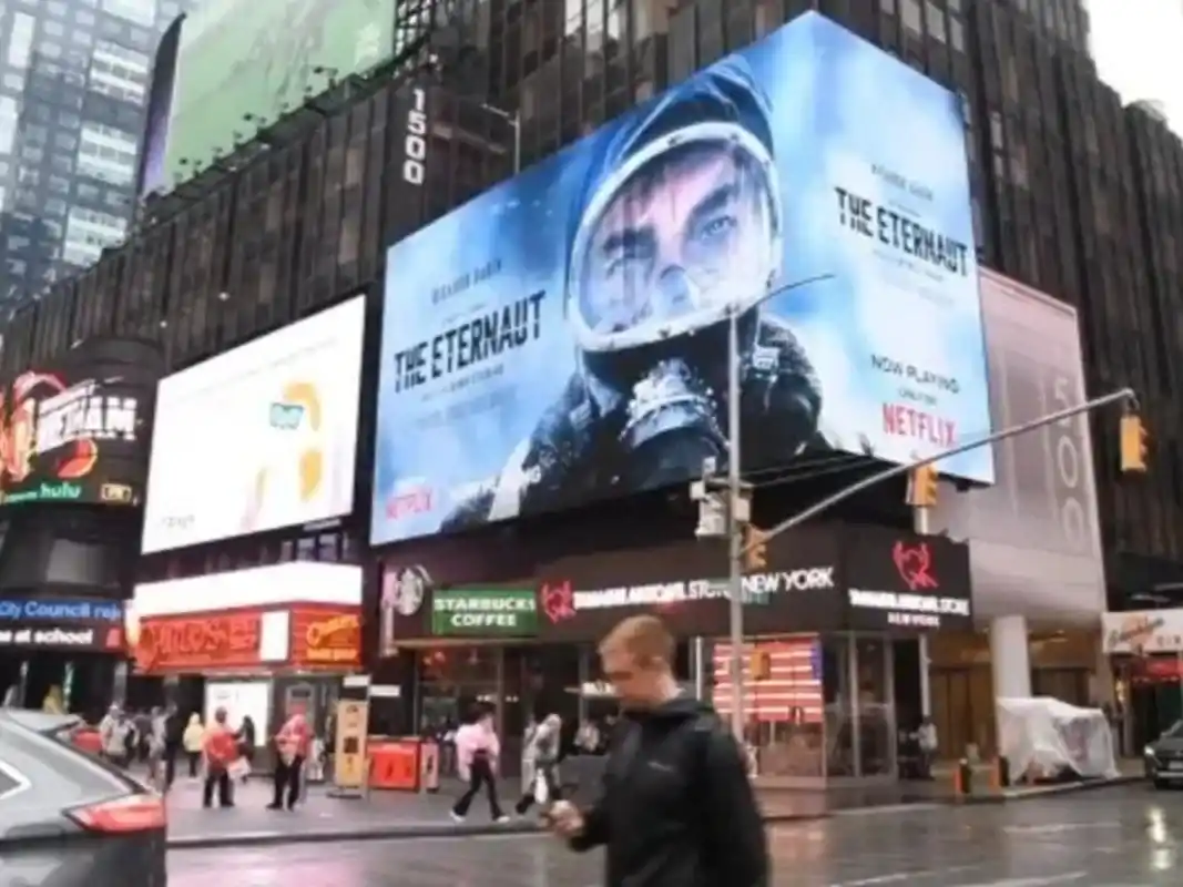 El Eternauta llegó a Times Square y conquista a los críticos estadounidenses