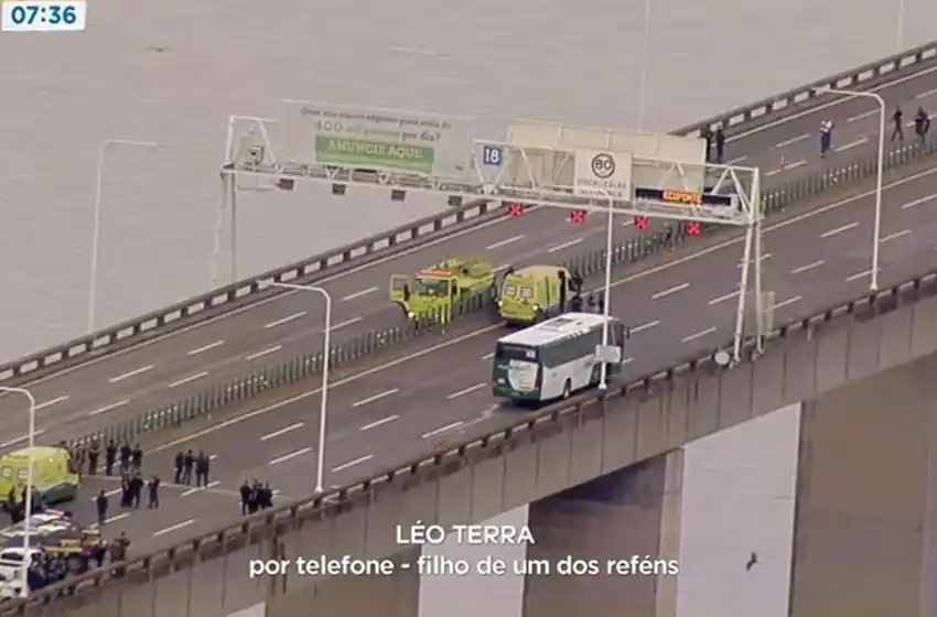 Tensión en toma de rehenes en un colectivo en Río de Janeiro: abatieron al agresor