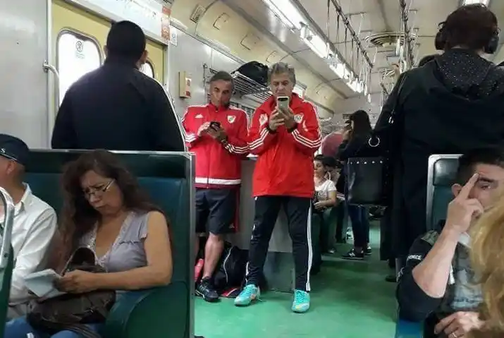 El 'Pato' Fillol viaja en tren: El ejemplo del exarquero campeón del mundo