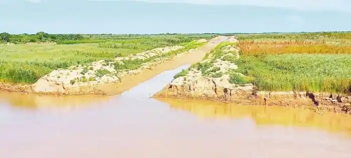 Embestida del río Bermejo que avanza sobre la ruta nacional 95, del lado del Chaco