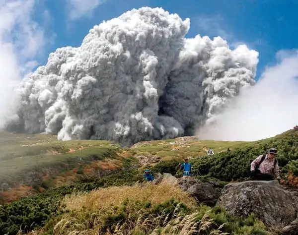 Más de 30 muertos en Japón por la fuerte erupción del volcán Ontake  