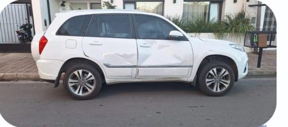 Colisión entre una moto y una camioneta en Maipú y 4 de Abril