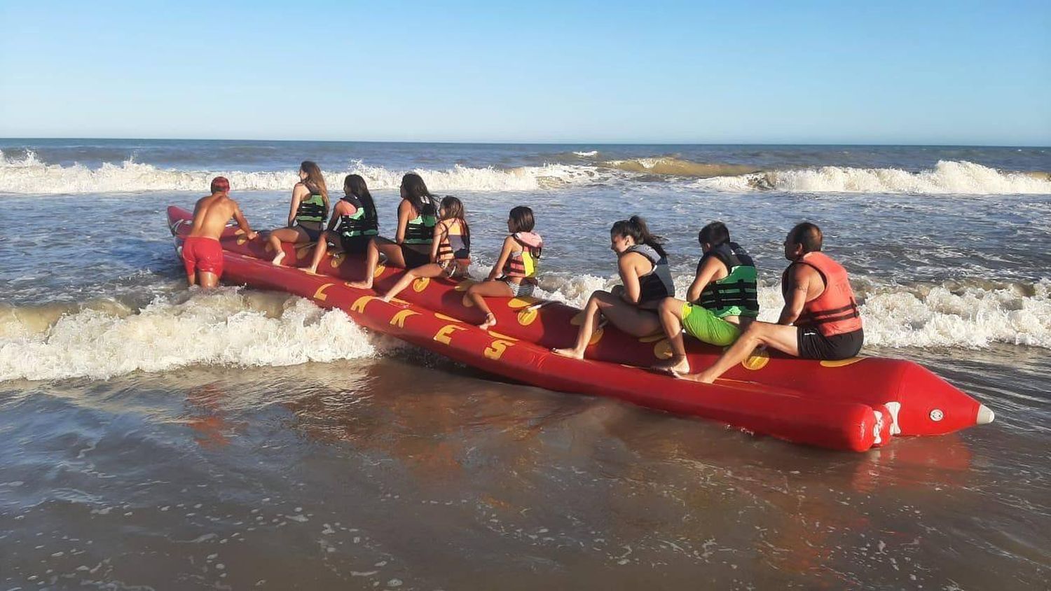 Un clásico de la temporada: cuánto cuesta el paseo en banana en Mar del Plata