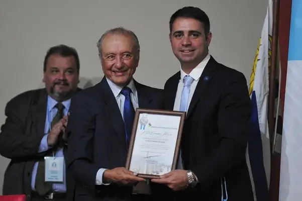 Davico declaró “Ciudadano Ilustre” a Eduardo Menem en Pueblo Belgrano