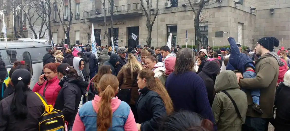 Organizaciones vuelven a protestar en el Municipio en reclamo de viviendas