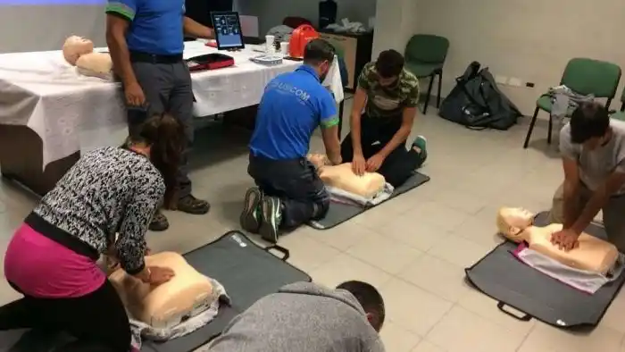 Se abordarán técnicas básicas de RCP, el uso del desfibrilador externo automático (DEA) y las pautas esenciales para actuar ante una emergencia.