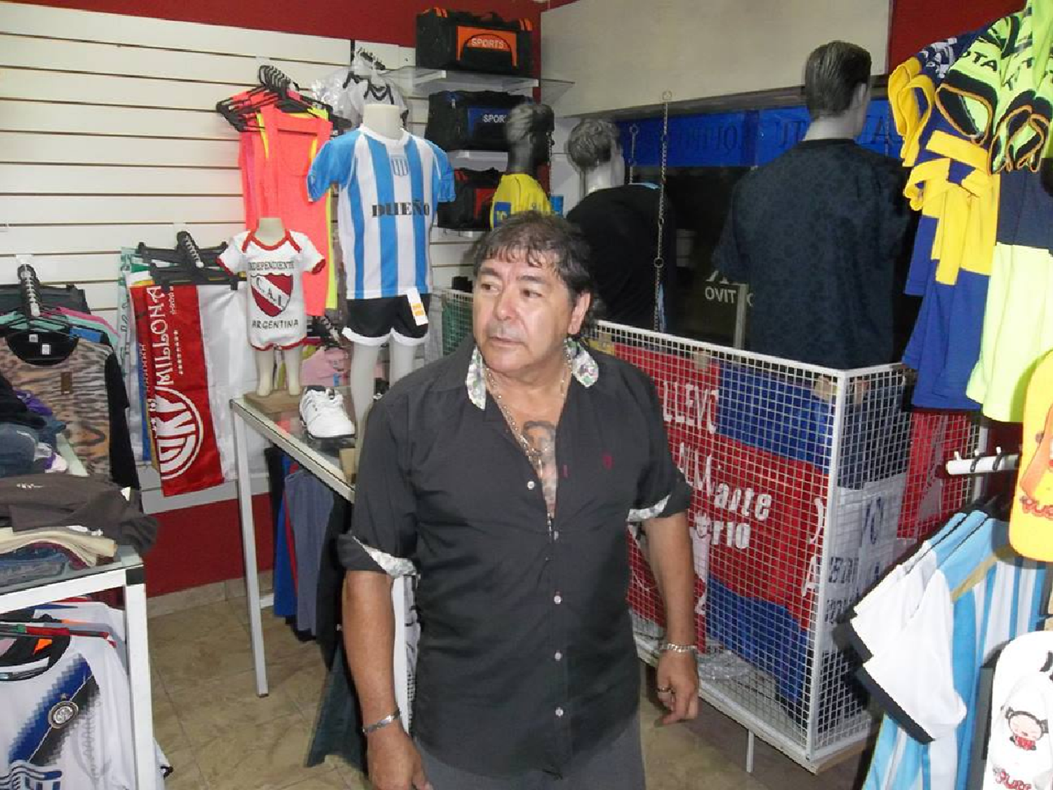 A ladrillazos rompieron vidriera para robar en una tienda de barrio La Milka