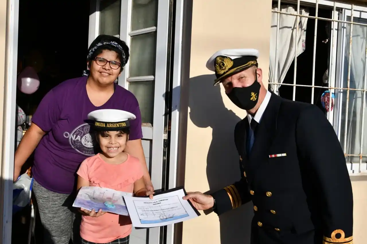 Pequeña de Patagones fue nombrada "gaviera honoraria" de la Fragata ARA "Libertad"