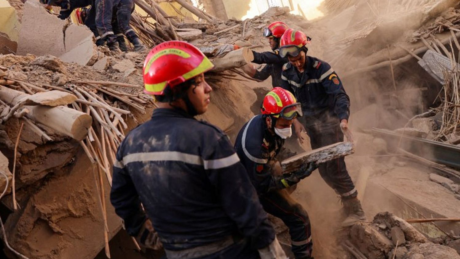 Equipos de emergencia tras el terremoto en Amizmiz, Marruecos.