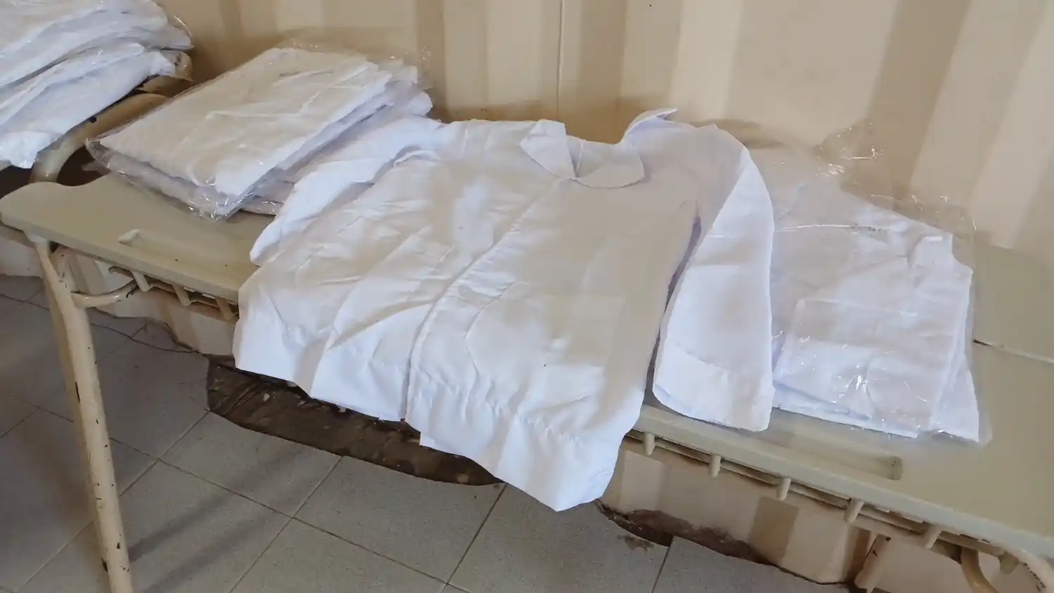 Los guardapolvos que entregó el Gobierno. Foto: Prensa Municipalidad.