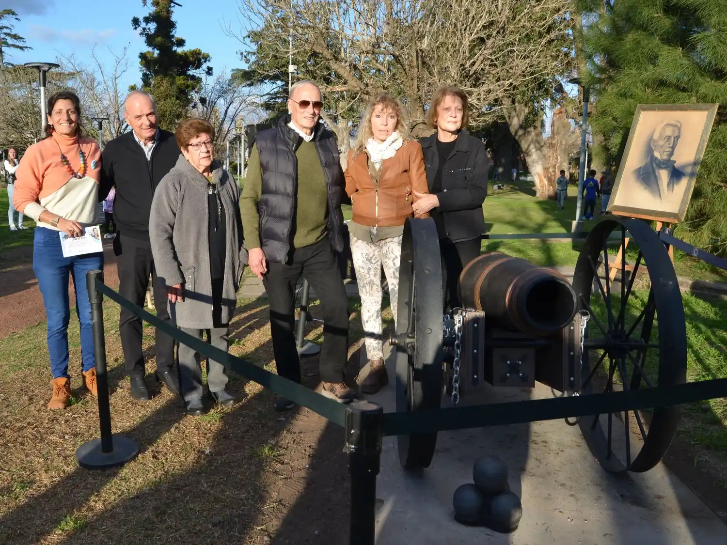 El intendente Gizzi agradeció a las familias de Antonio Bolognese, Osvaldo Rinaldi, José Novell y Mateo Jakas por la donación. Foto: Municipalidad de Villa Cañás.