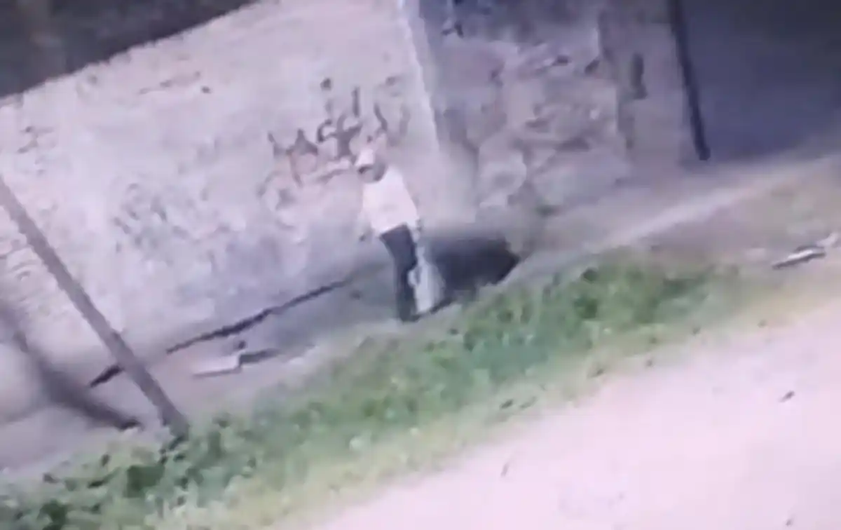 El momento en el que abandonan al bebé.