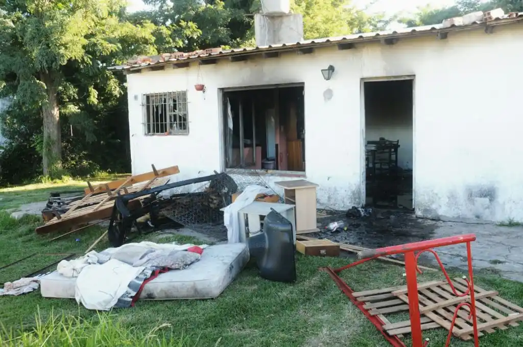 Incendio trágico en Batán: Mueren tres hermanos de 5, 6 y 8 años