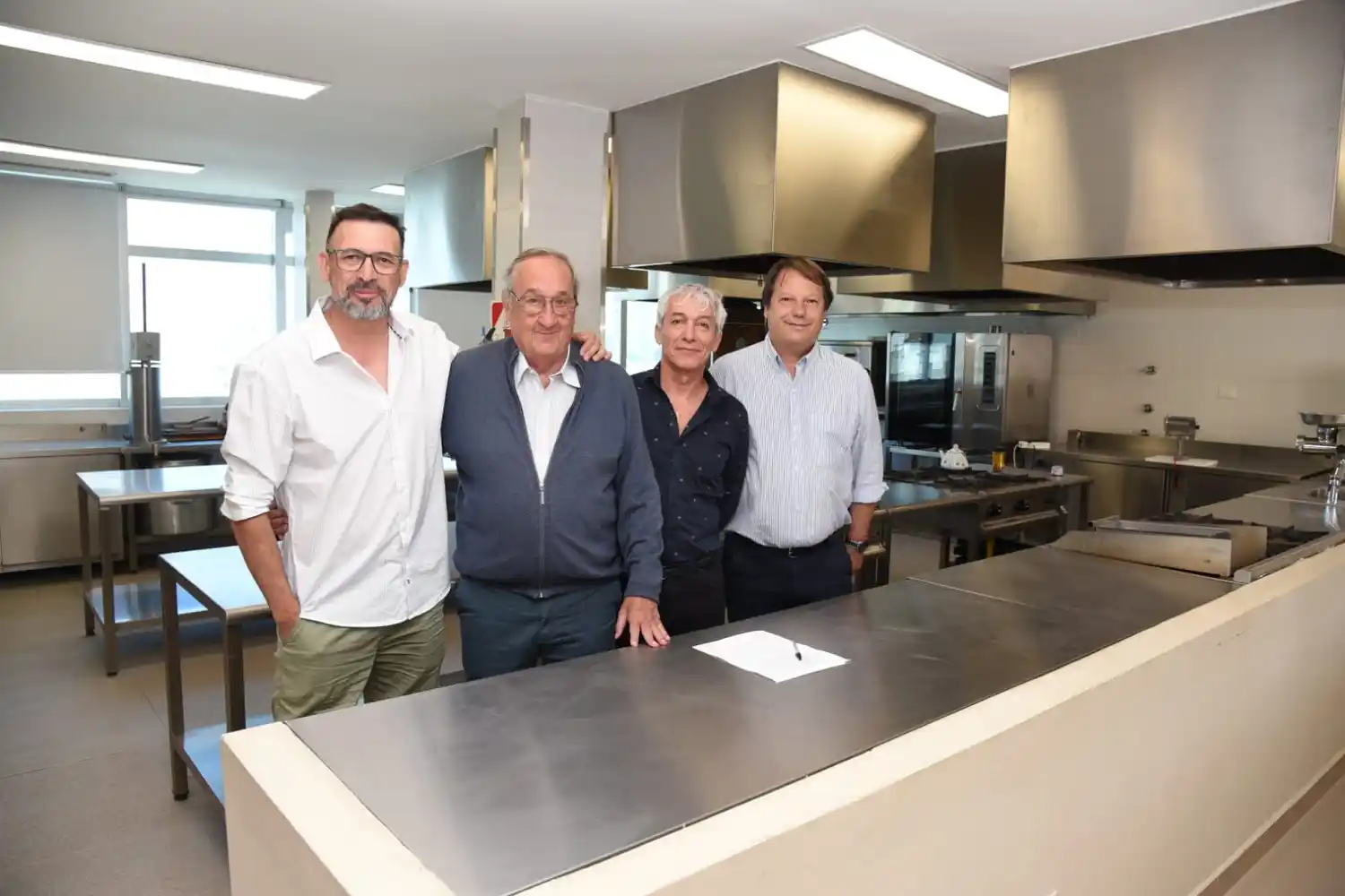 El acuerdo fue firmado por el intendente Miguel Lunghi, autoridades municipales y representantes de Uthgra.