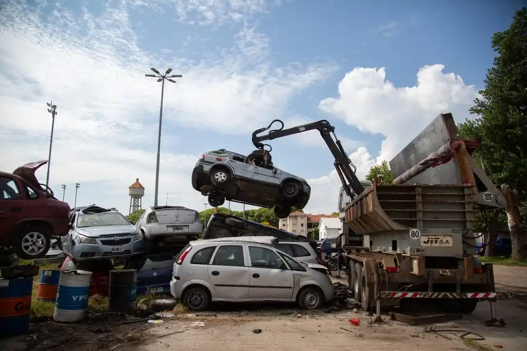 Compactación de vehículos en el predio de la PDI
