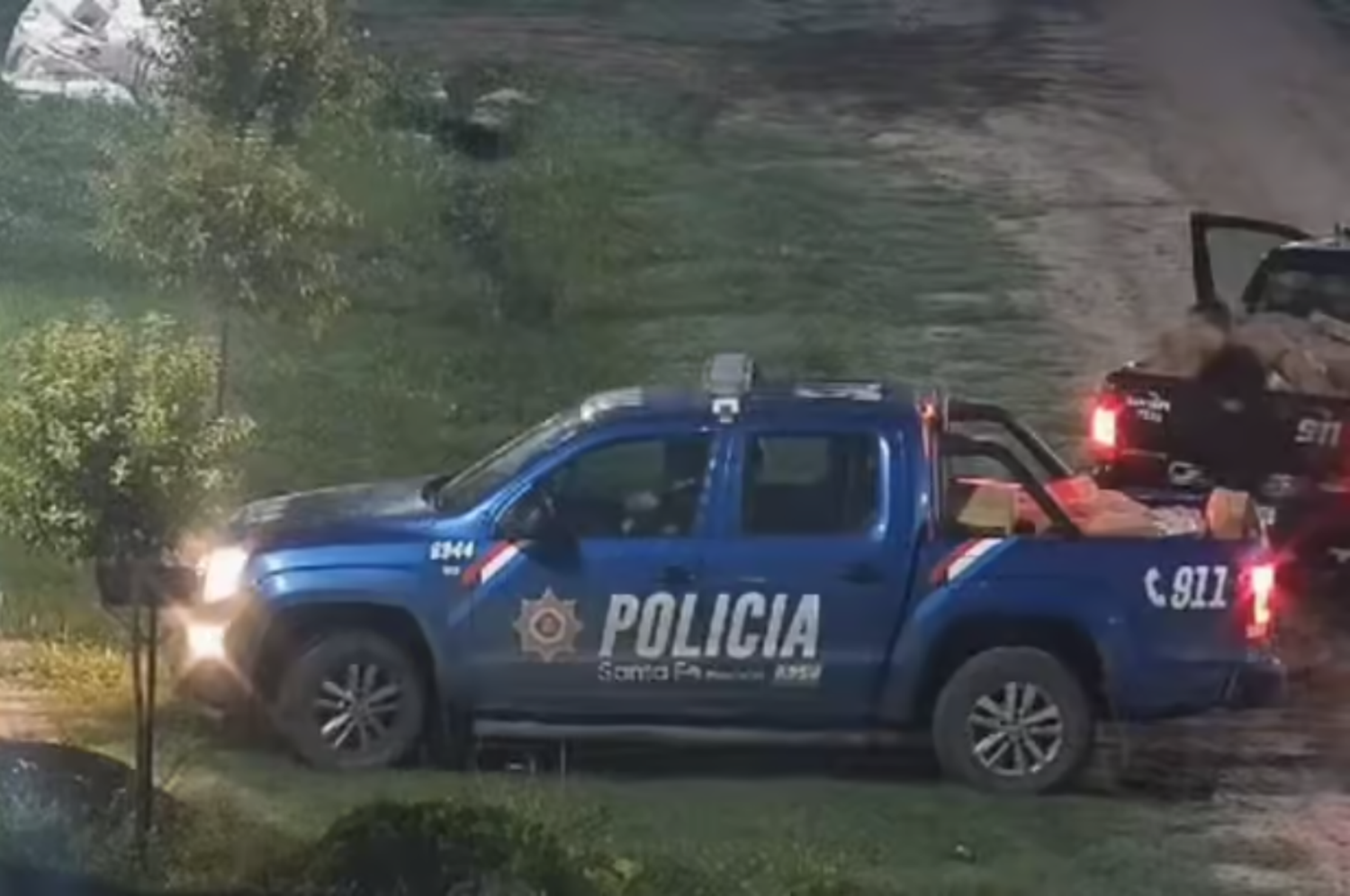 El momento en el que dos camionetas ingresan a la vivienda de Peressón repletas del motín con el que se alzaron.