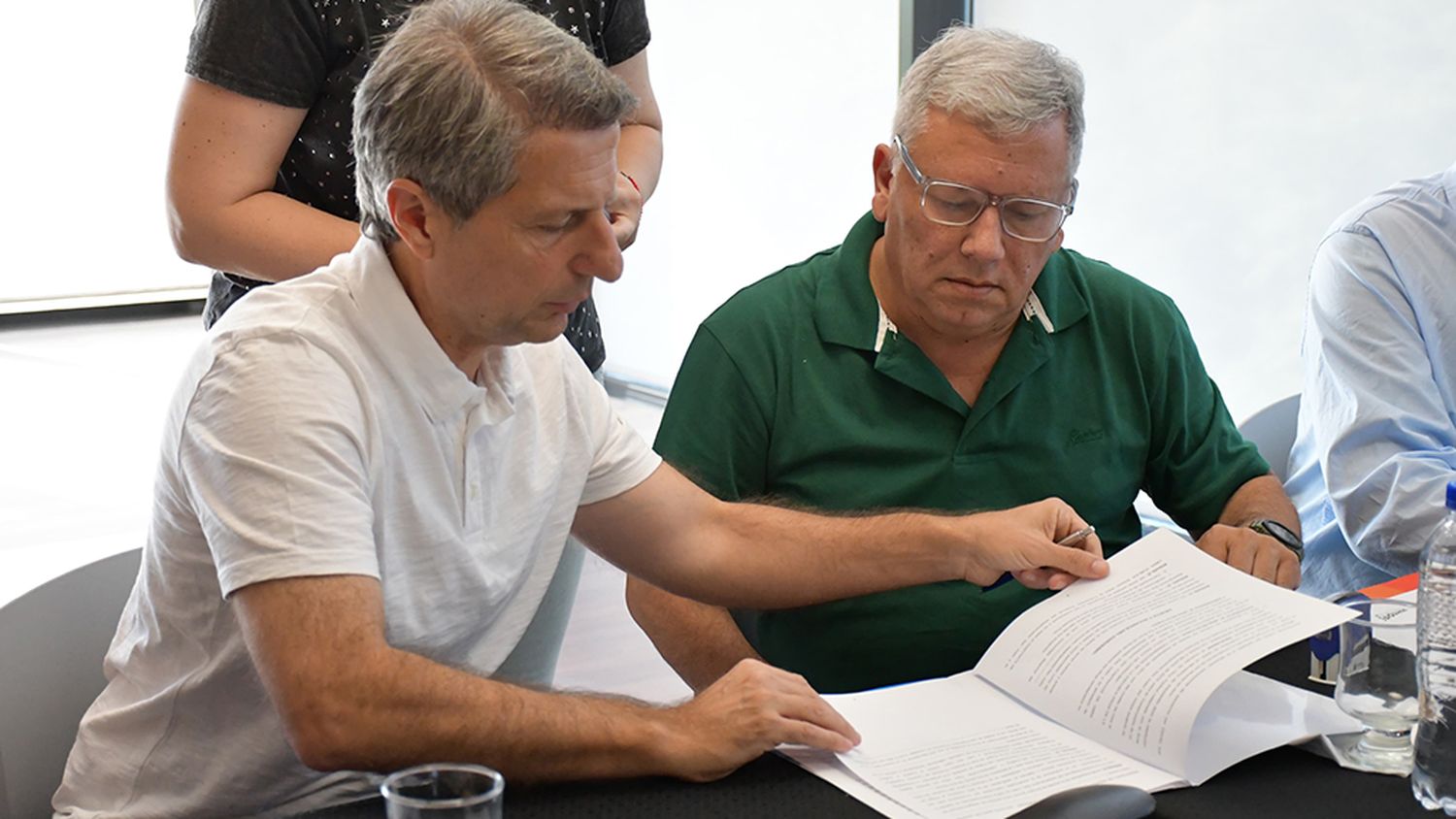 Bernarte y Benedetti firmaron el convenio para finalizar la obra de la escuela Proa de Arroyito