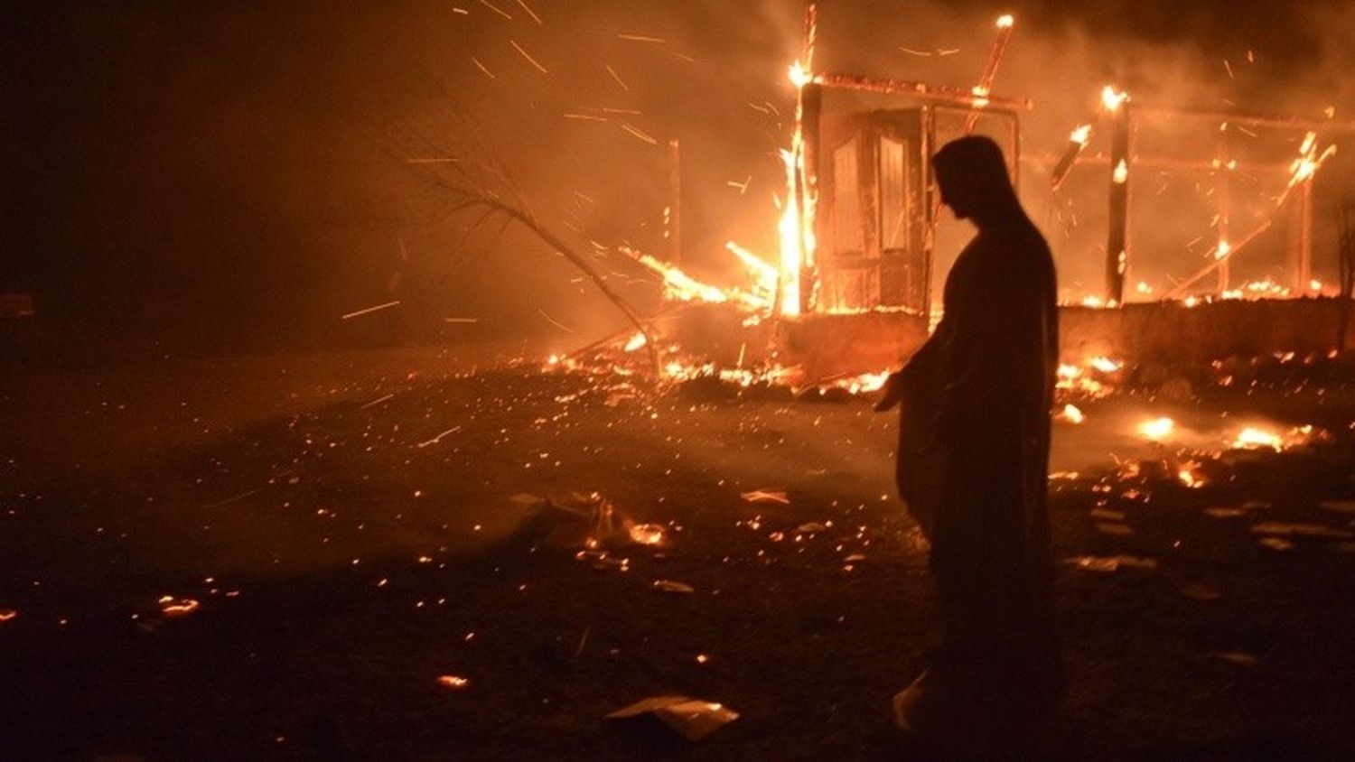 La impactante foto de la Virgen María que quedó intacta en medio de las llamas.