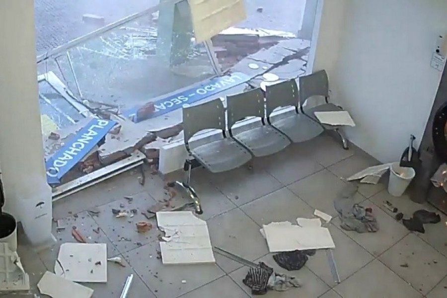 Video: un cliente se salvó por segundos de una impresionante explosión en una lavandería