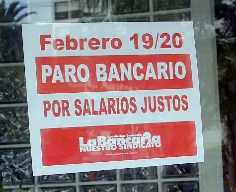 Volvieron los bancos y las largas filas de espera