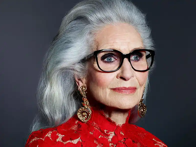 La modelo más anciana del mundo será homenajeada por Isabel II