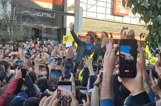 Milei se paseó por Mar del Plata al grito de “la casta tiene miedo”