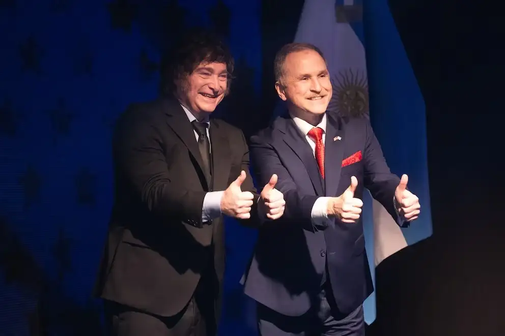 El planteo fue realizado por el embajador estadounidense en la Argentina, Peter Lamelas, durante el AmCham Energy Summit 2026, donde sostuvo que la presencia de tecnología china genera preocupación entre potenciales inversores.