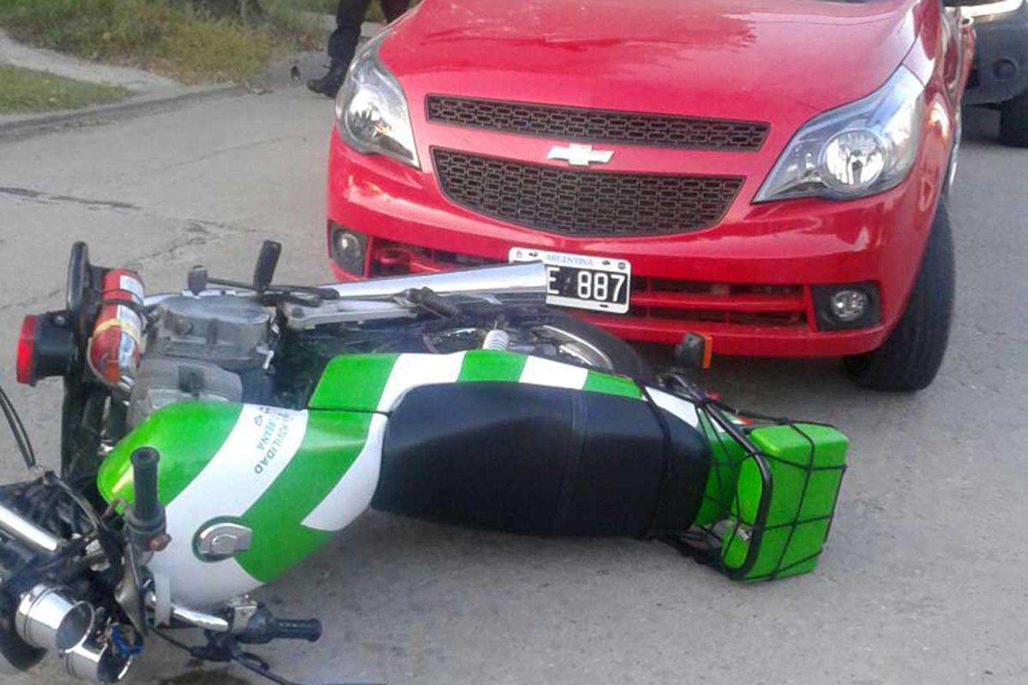 Un anciano chocó a una agente de tránsito: iba sin registro y en contramano
