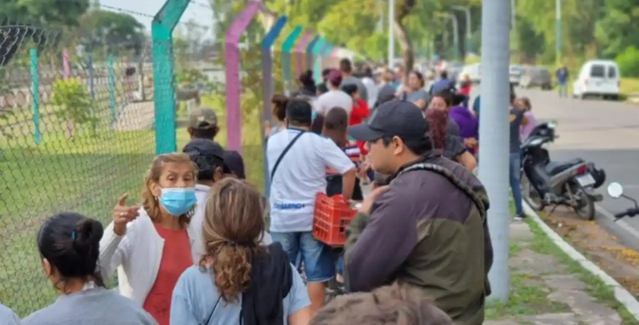 A días de las elecciones, largas filas para cobrar un subsidio en Tucumán