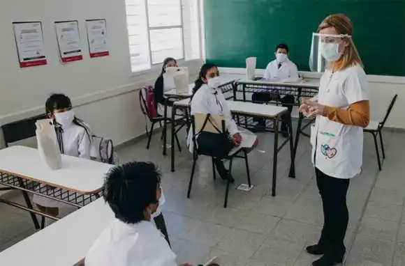 Bajo un estricto protocolo, las clases regresaron en San Juan: "La imagen es desoladora"