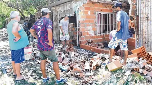 Un tren chocó a un auto y destrozó cuatro viviendas en Rosario
