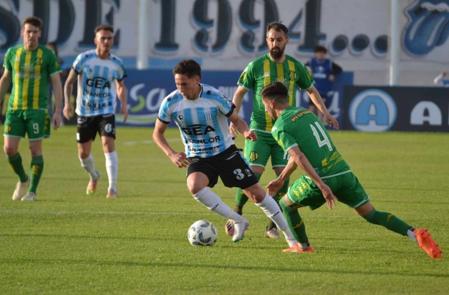 Aldosivi cayó en Córdoba y camina por la cuerda floja