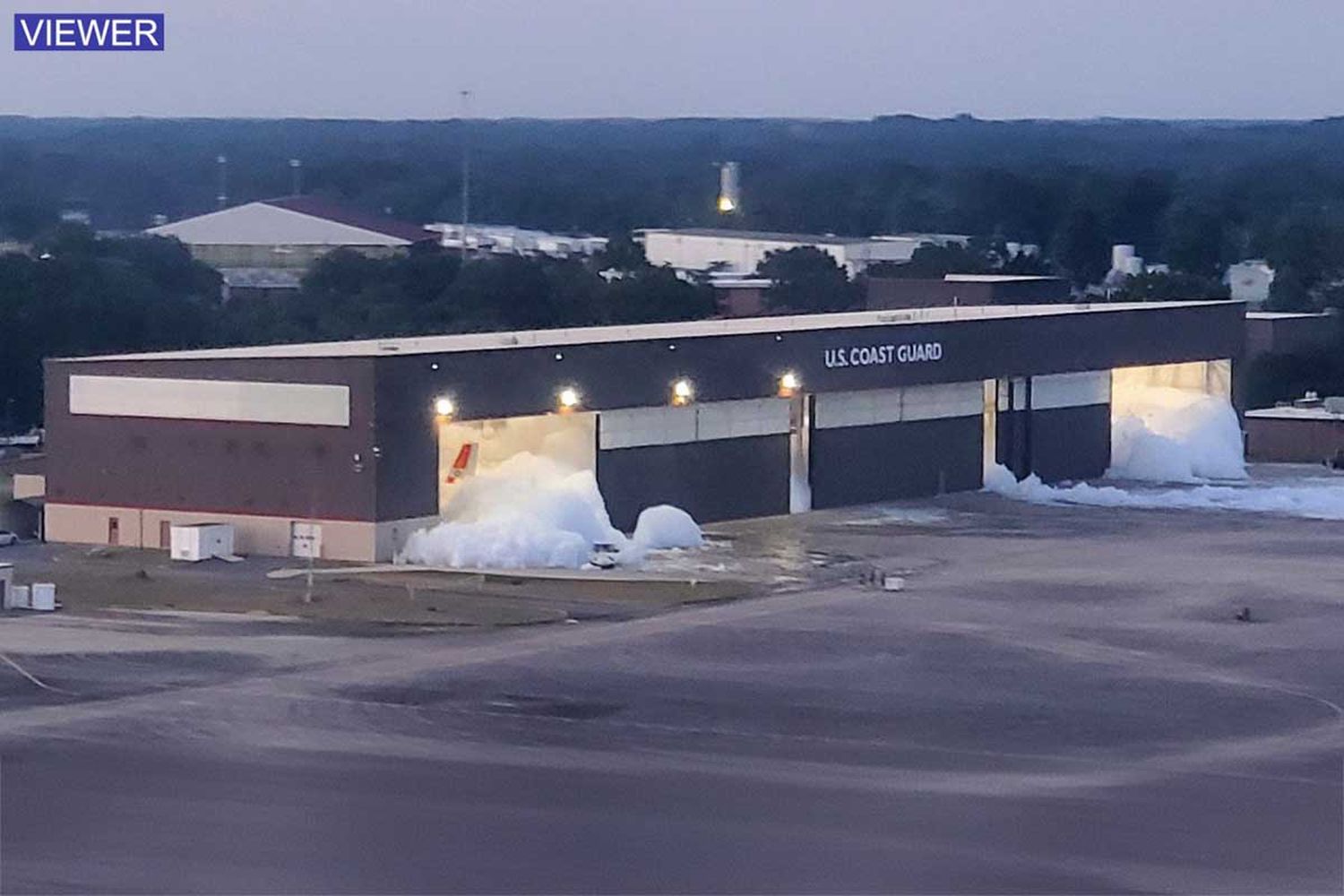 Un hangar de la Guardia Costera de EE. UU. con 7 aviones en su interior se llena de espuma después de una falla